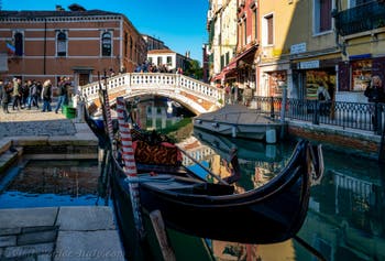 Blue sky, gondola, reflections, colours: All Venice’s beauty today on the Frari Canal in the District of San Polo on the 29th December 2019
