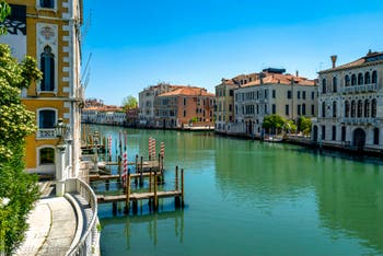 Venedig Canal Grande von der Ponte dell’Accademia aus gesehen Während der Ausgangsbeschränkungen im Zusammenhang mit der Coronavirus-Pandemie Venedig