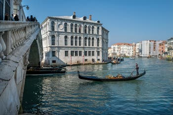 Gondola on Venice Grand Canal in front of the Rialto Bridge and the Carmerlenghi Palace