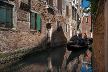 Gondola on de la Verona Canal in Saint-Mark district in Venice