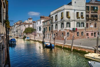 Indulge in the tranquillity of dei Mori Bank and Square, nestled alongside the calm waters of de la Sensa Canal, in the Cannaregio district in Venice.