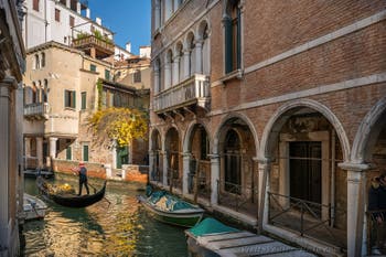 Gondola on the Ca' Widmann Canal and the Sotorpotego (covered walkway) del Magazen in the Cannaregio district in Venice.