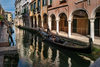 Gondola on the San Felice Canal in the Cannaregio district in Venice.