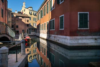The de le Gorne Canal and the dei Penini Bank in the Castello district in Venice.
