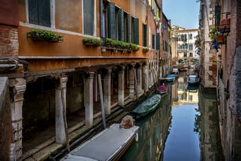 The Sotoportegho de la Furatola and the Sant'Aponal Canal in the San Polo district in Venice.