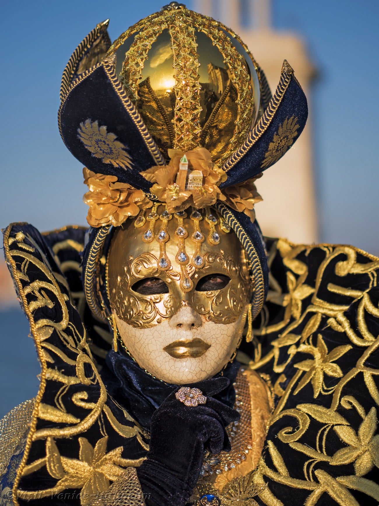 Человек в маске шоу. Маскарад Венеция маски. Венецианский карнавал Вольто. Венецианский маскарад костюм Вольто. Венецианская маска Вольто.