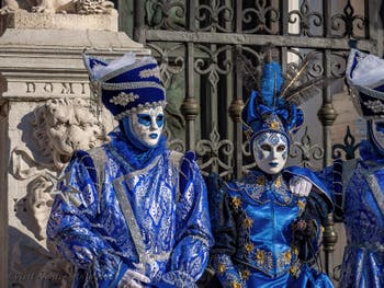 Elegant and elegant Venetian Carnival masks and costumes in blue, gold and silver at the Arsenal.