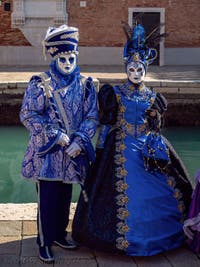 Elegant and elegant Venetian Carnival masks and costumes in blue, gold and silver at the Arsenal.