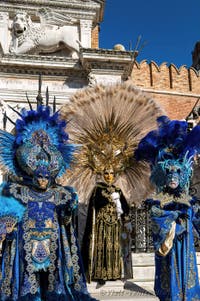 Splendour, beauty and majesty at the Arsenal, the masks and costumes of the Venice Carnival. 