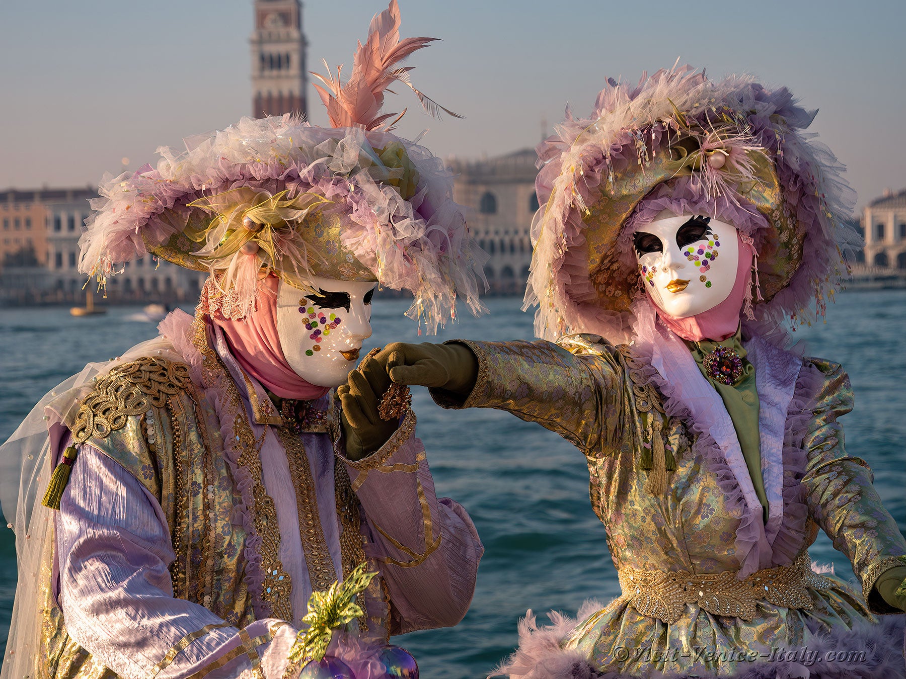 The art of Venetian masks - CBS News