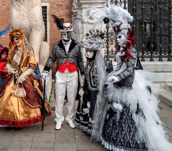 Les costumés du carnaval de Venise sur le Campo de l'Arsenal de Venise.