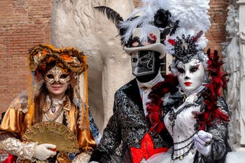 Les costumés du carnaval de Venise sur le Campo de l'Arsenal de Venise.