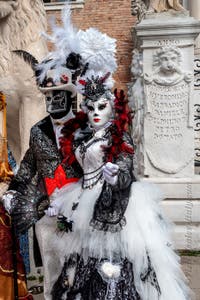 Les costumés du carnaval de Venise sur le Campo de l'Arsenal de Venise.