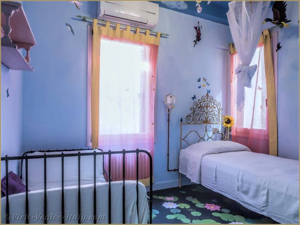 Alice Garden House Renta inl Venice , the first bedroom on the first floor