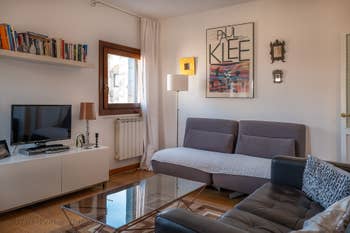 The right part of the living room with its view side on San Pietro di Castello