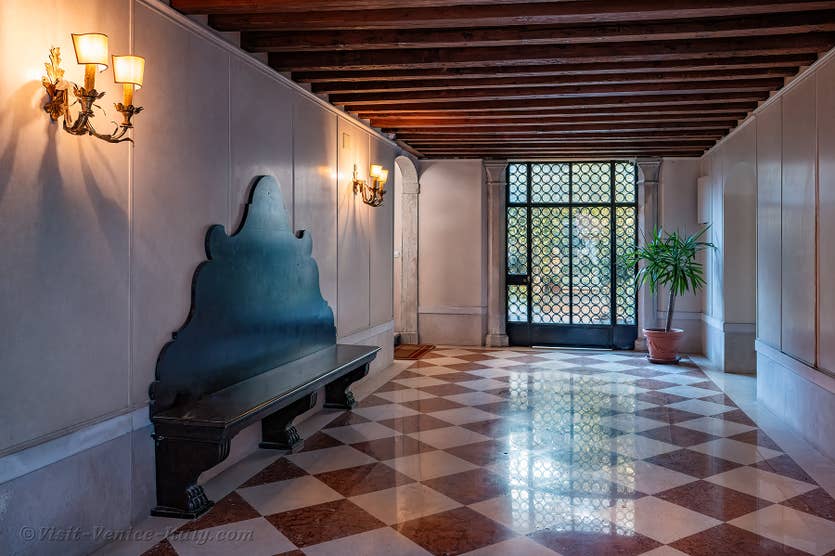 Molin Toresele Palace Flat Rental in Venice in Italy